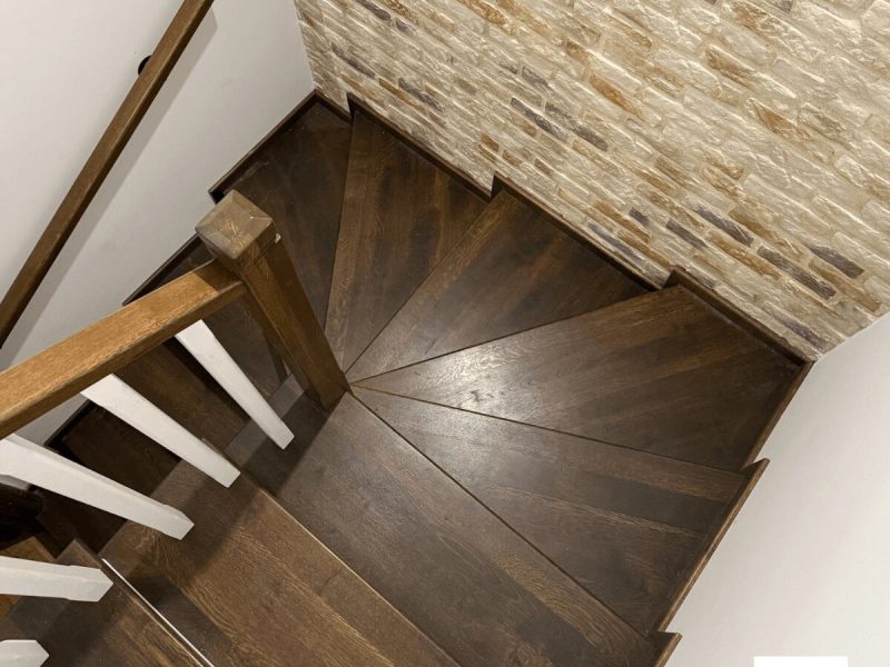 Scara de interior cu balustrada din stejar